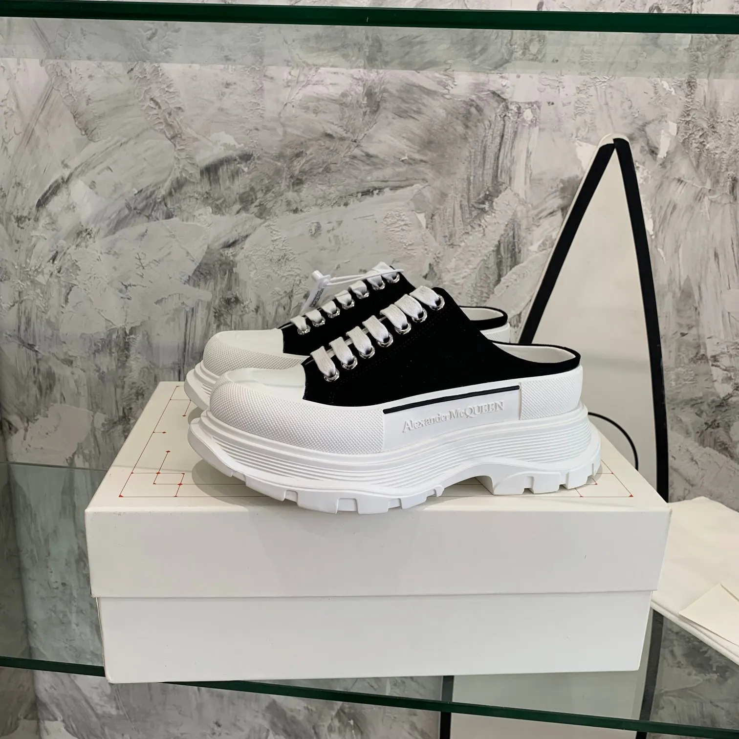 👟👟Ex-factory price 500👟👟 Mc Queen is in stock all year round [Rose] McQueen [Rose] dad shoes [Rose] ss early spring first release‼ ️‼ ️The latest Milan Fashion Week T-stage catwalk model, the unique and personalized design is very classy on the feet, and the round toe design allows the toes to be completely released. I spent a lot of money to buy multiple pairs of the originals and dismantled them and made replicas. Many celebrities such as Guli Nazha, Wu Lei, and Internet celebrity bloggers have endorsed Xiaohongshu’s popular products, and the products are sold out at the counters! Fabric: Imported pure cotton fabric Lining: Imported silk sheepskin Feet: Imported silk sheepskin Size: Women's 35-40. Packaging: original full set of packaging, outsole: increased by 5 cm, original outsole
